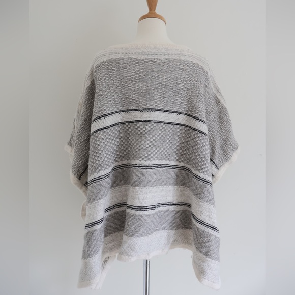 LOFT Cotton/Wool Gray and Off-White Cape Medium/Large (M/L) - Picture 3 of 7